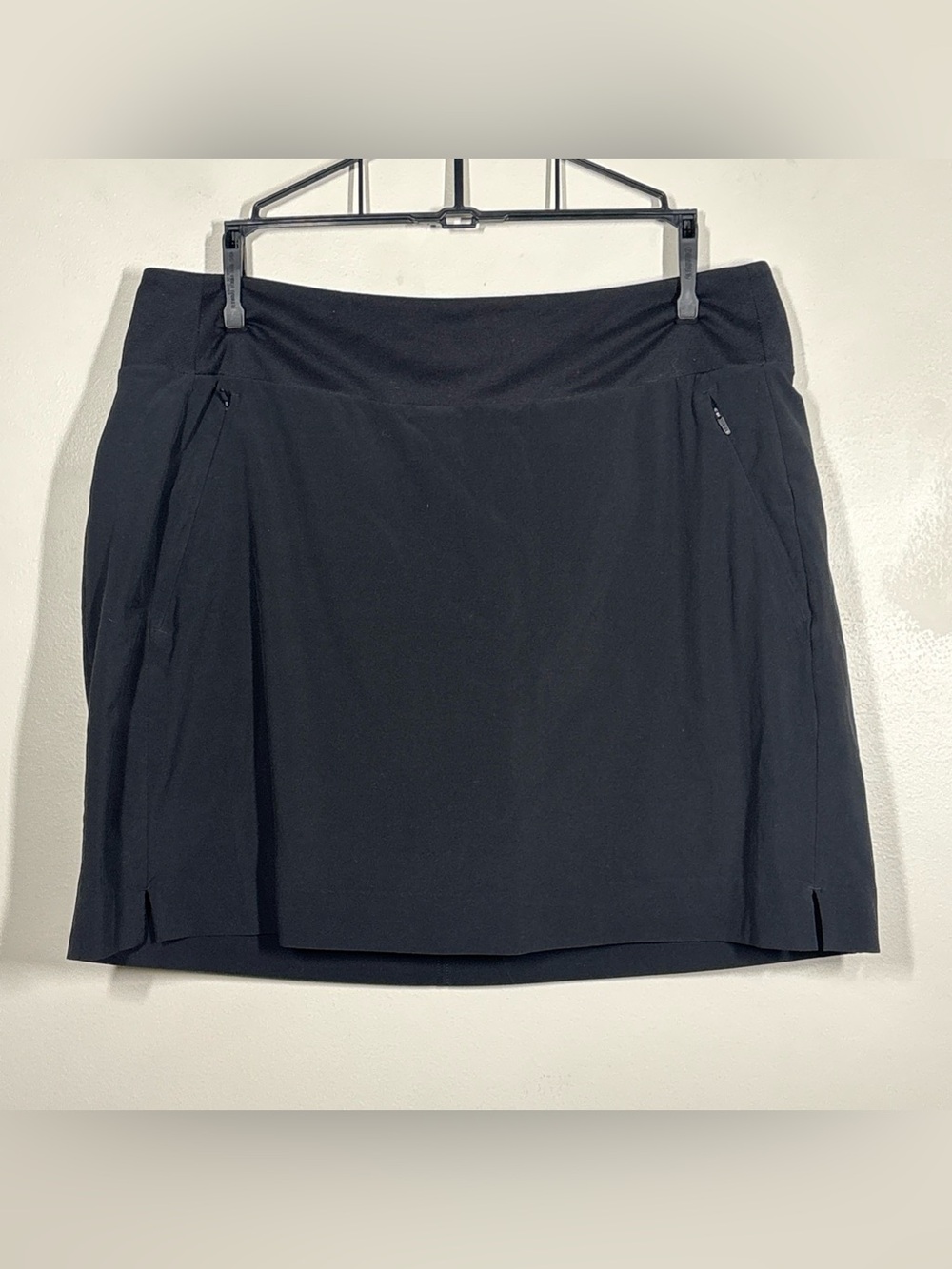 Athleta Soho Skort 12 skirt shorts
black running hiking tennis 17
Inches